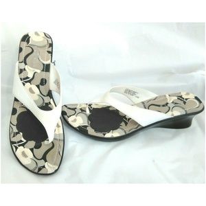 NEW KENNETH COLE REACTION THONG SANDALS WOMEN 10 M